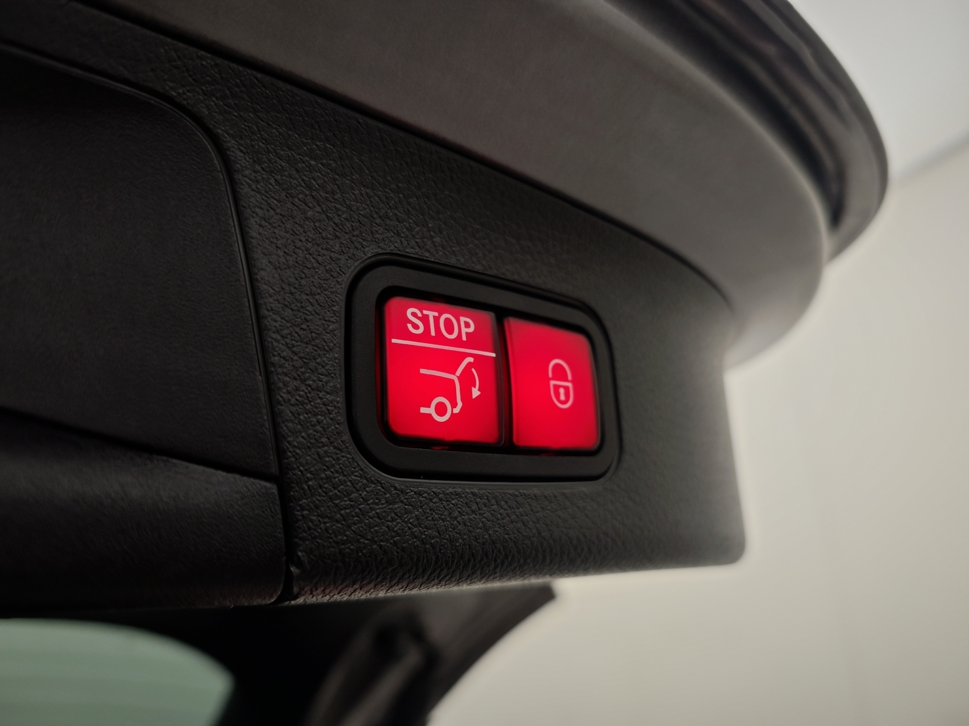 Grå Mercedes EQA250 fra 2022 set indefra