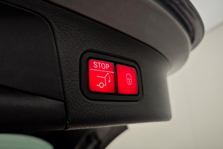Grå Mercedes EQA250 fra 2022 set indefra