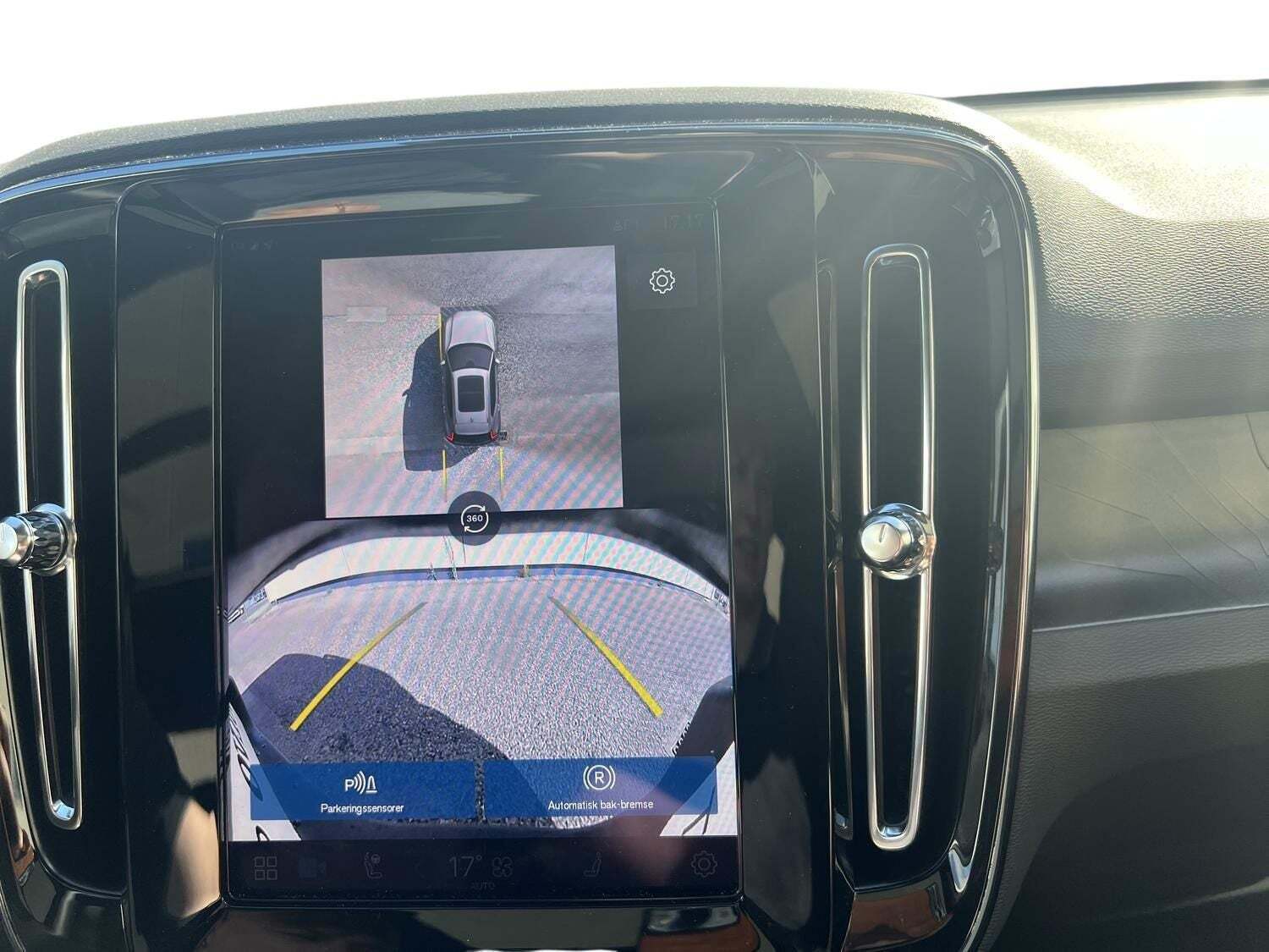 Sølv Volvo EX40 fra 2025