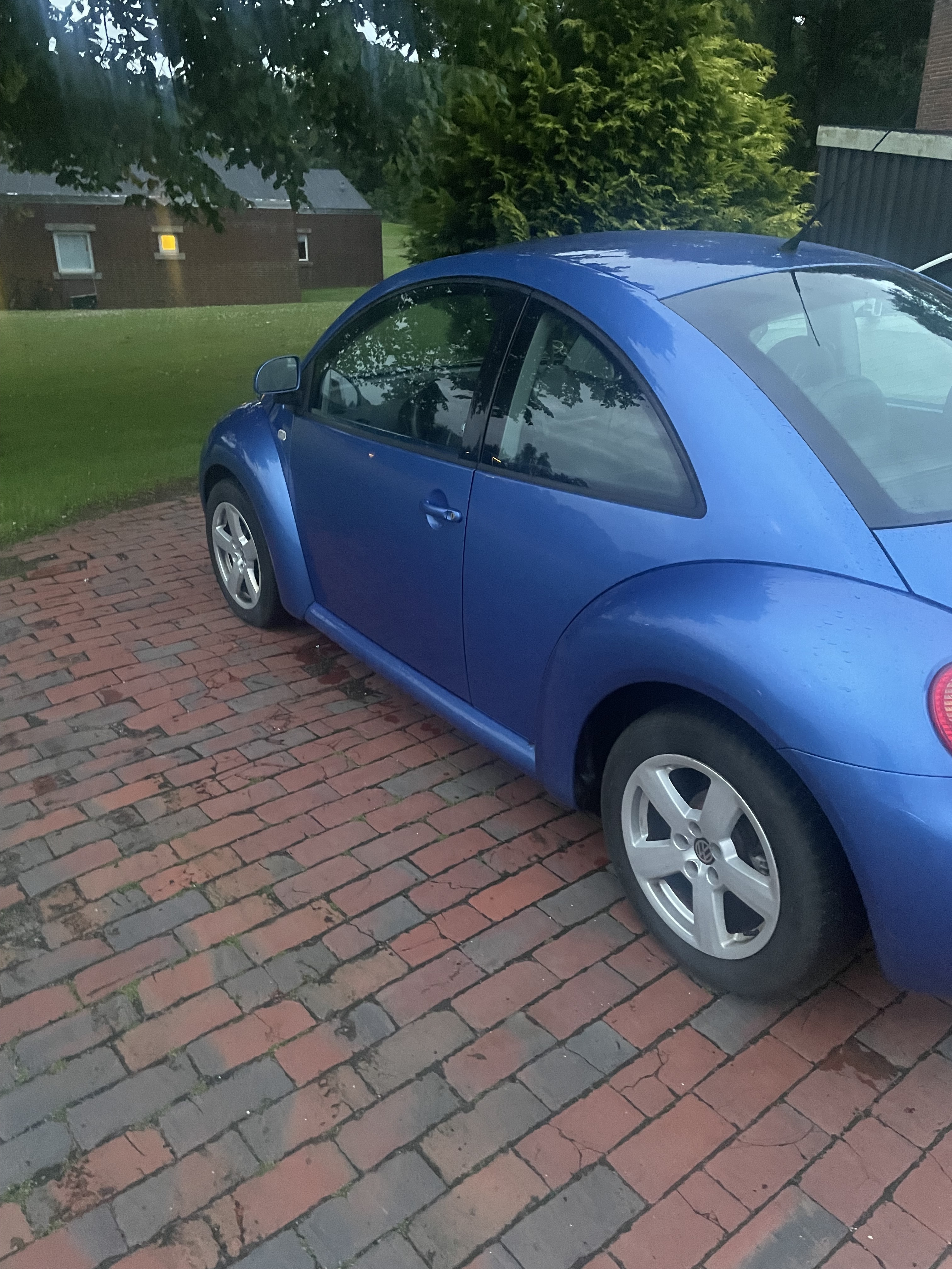 Blå VW Beetle fra 1999