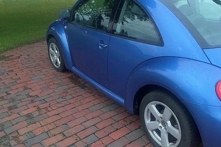 Blå VW Beetle fra 1999