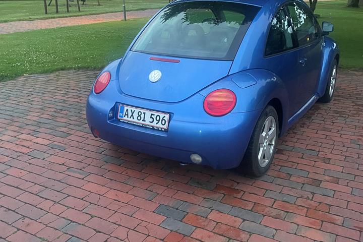 Blå VW Beetle fra 1999