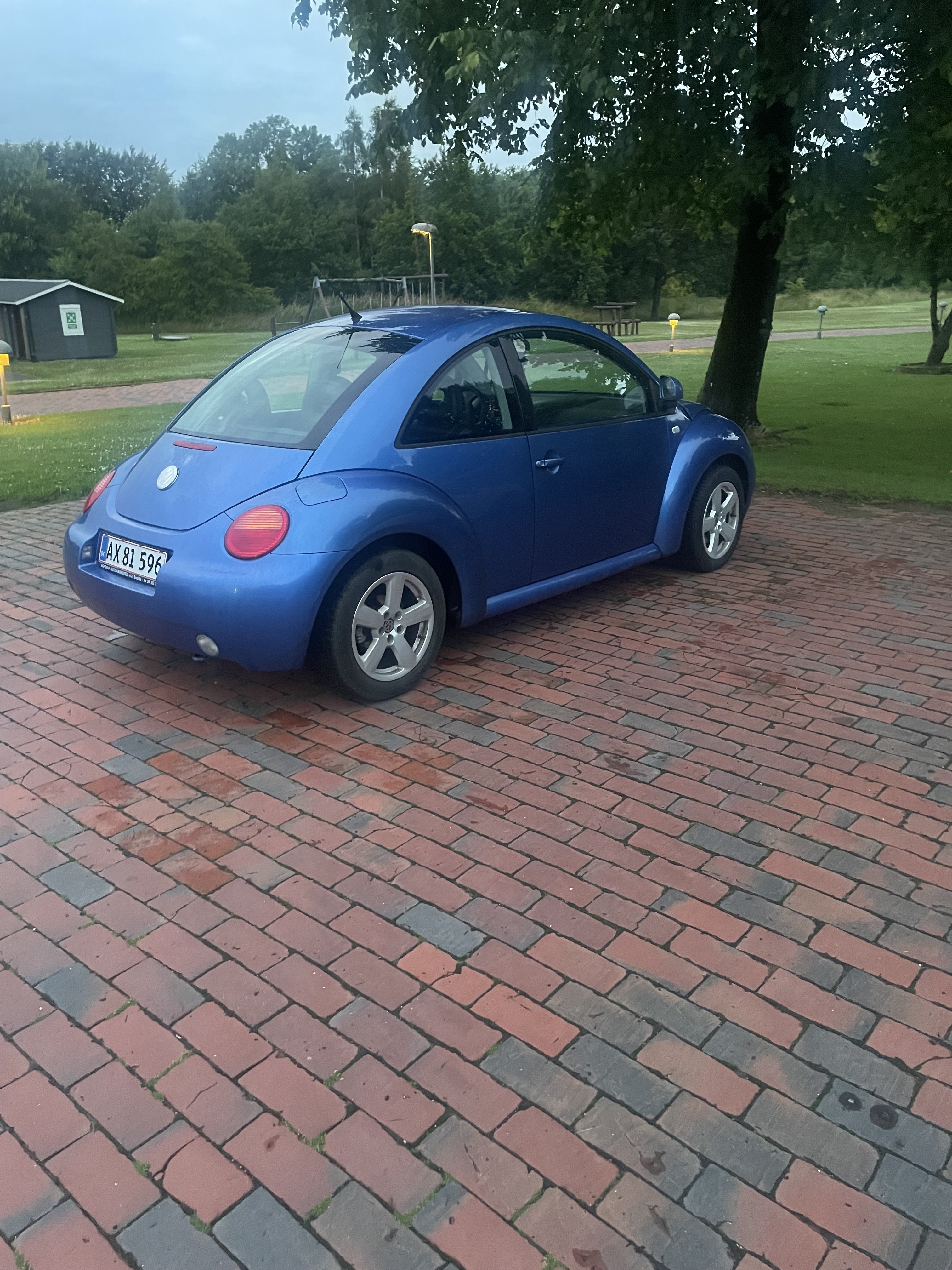 Blå VW Beetle fra 1999