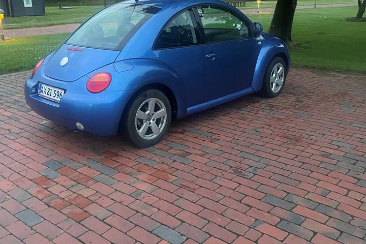 Blå VW Beetle fra 1999