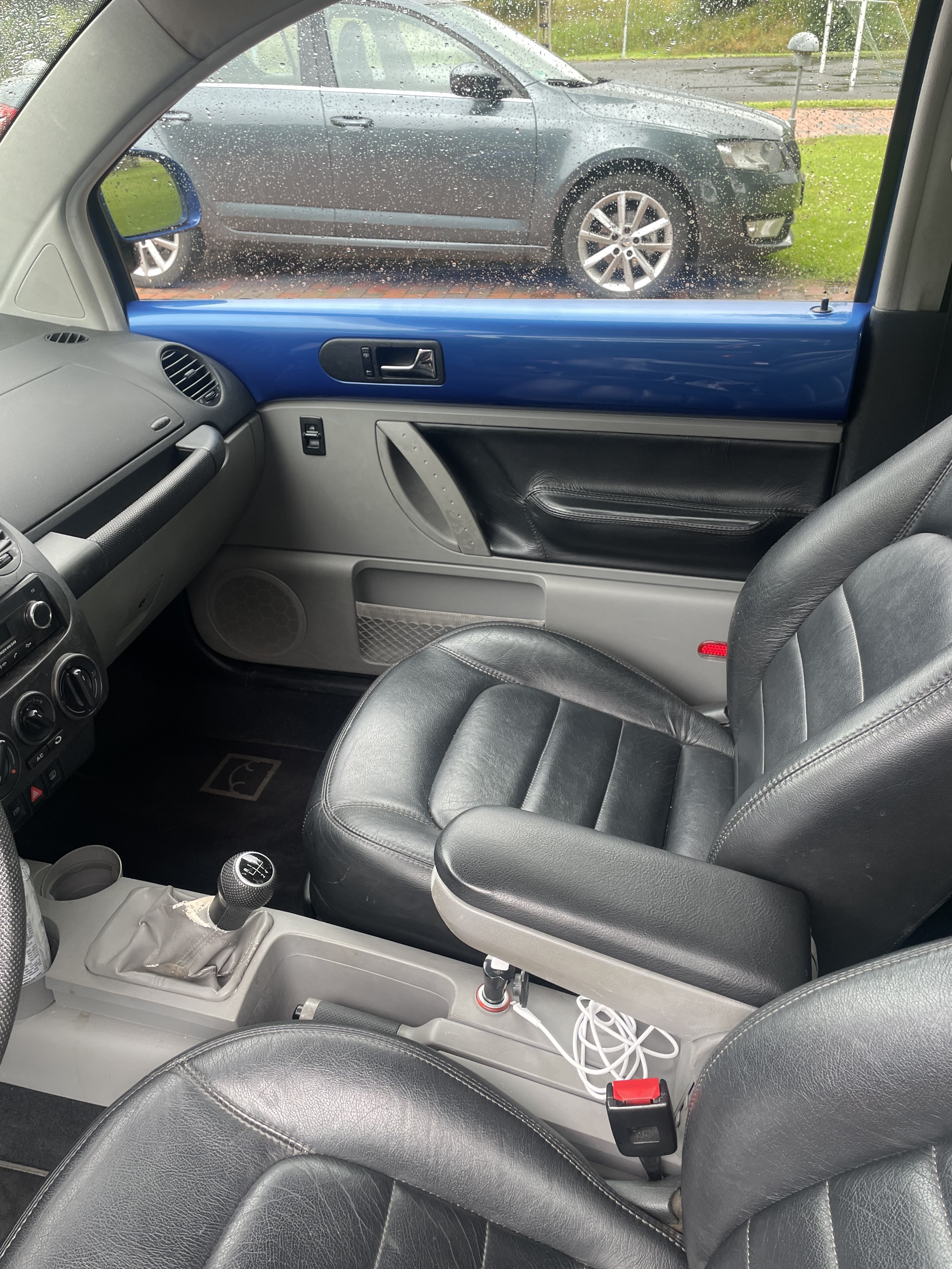 Blå VW Beetle fra 1999