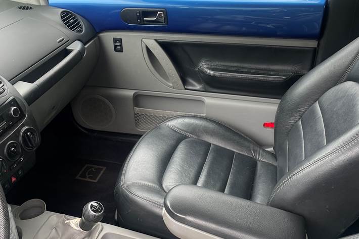 Blå VW Beetle fra 1999