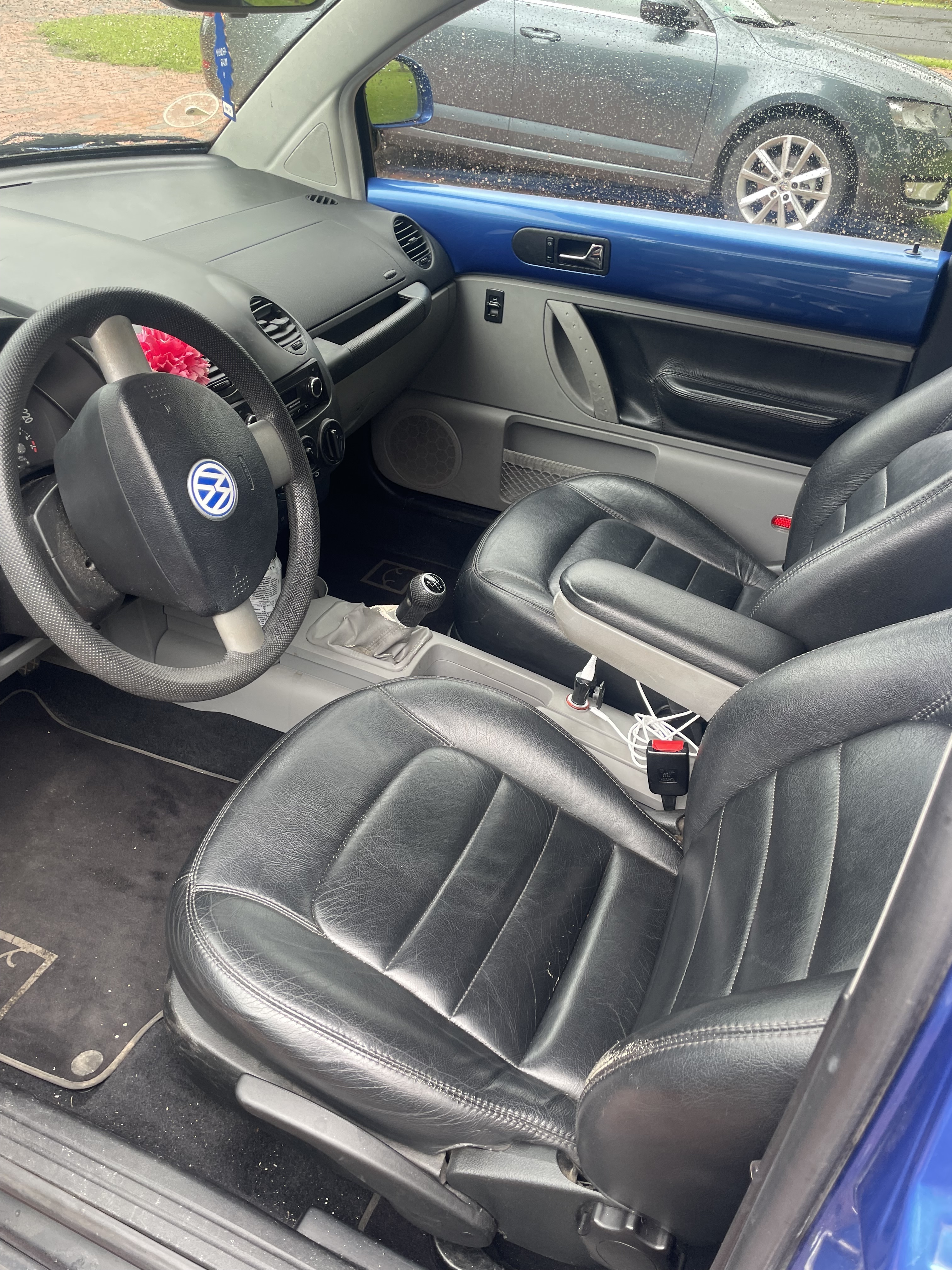 Blå VW Beetle fra 1999