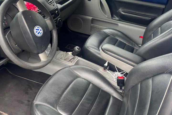 Blå VW Beetle fra 1999