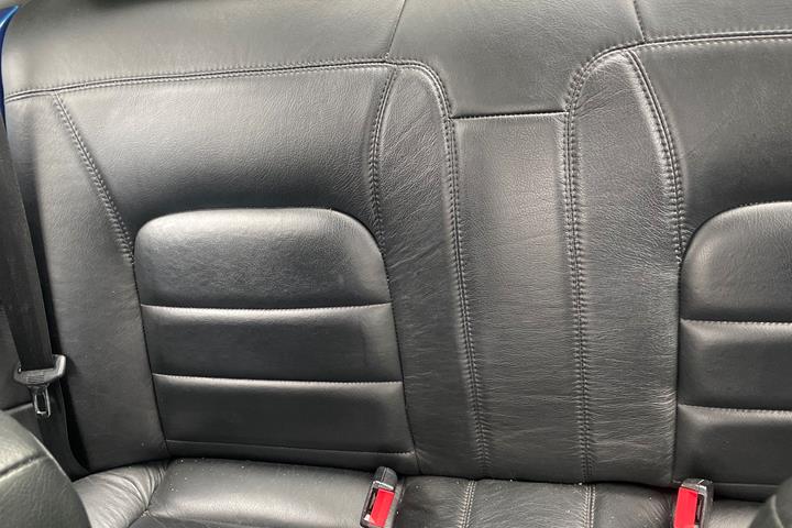 Blå VW Beetle fra 1999
