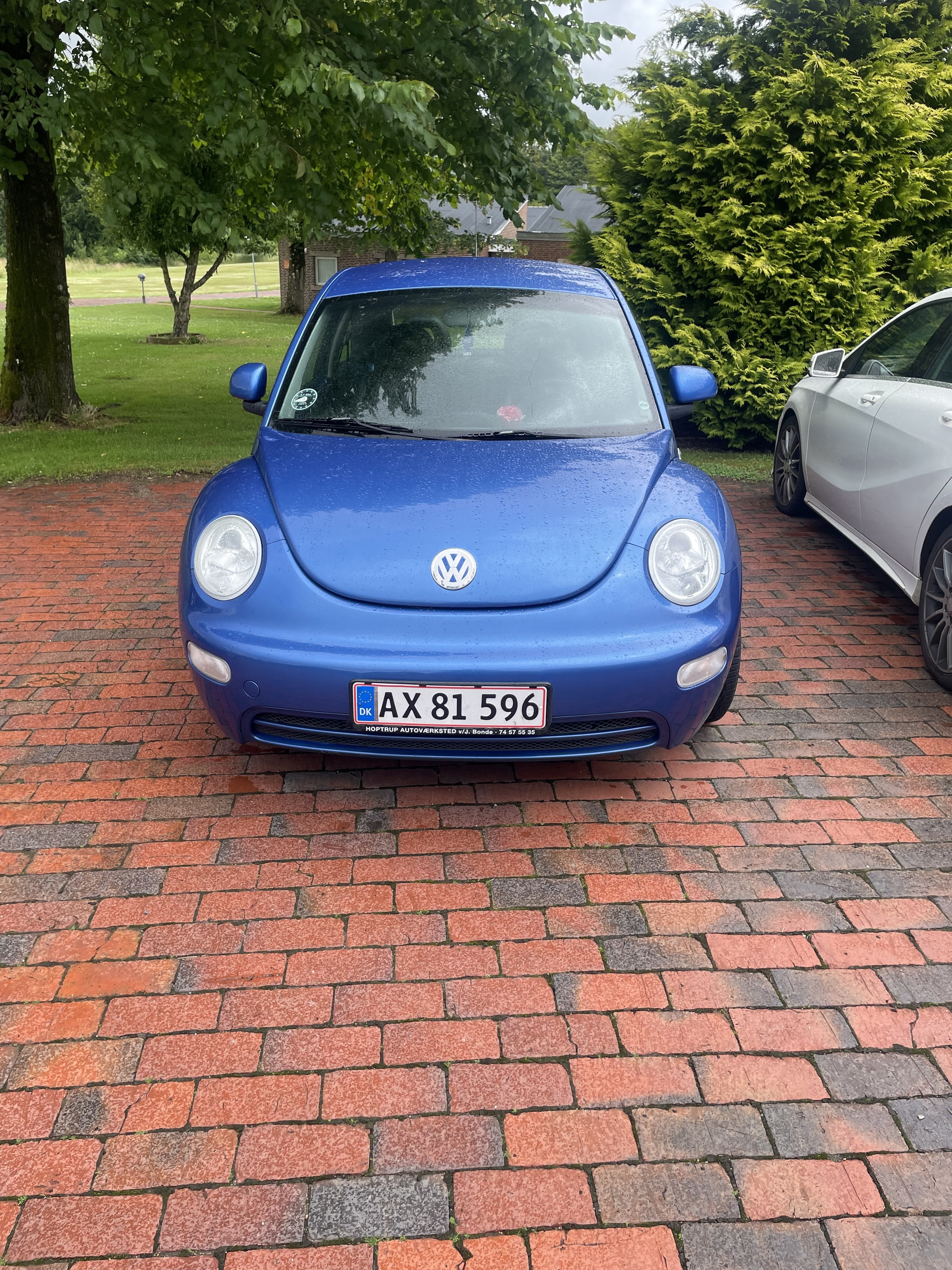 Blå VW Beetle fra 1999