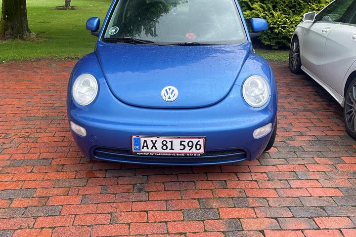 Blå VW Beetle fra 1999
