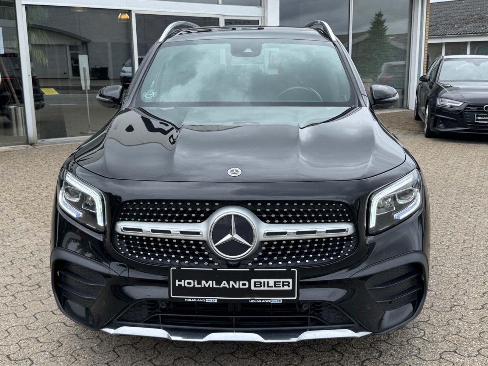 Sort Mercedes GLB200 d fra 2021 set udefra
