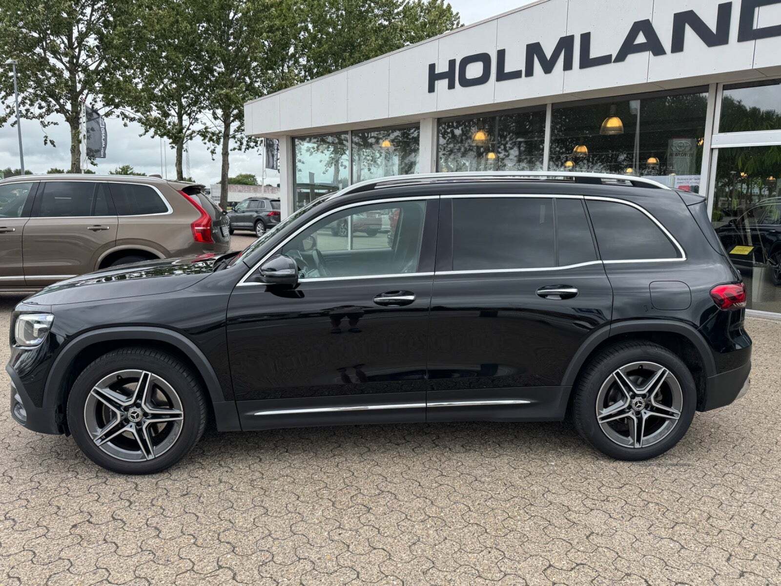 Sort Mercedes GLB200 d fra 2021 set udefra