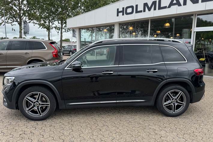 Sort Mercedes GLB200 d fra 2021 set udefra