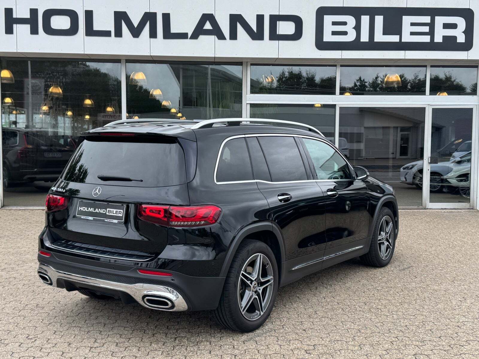 Sort Mercedes GLB200 d fra 2021 set udefra