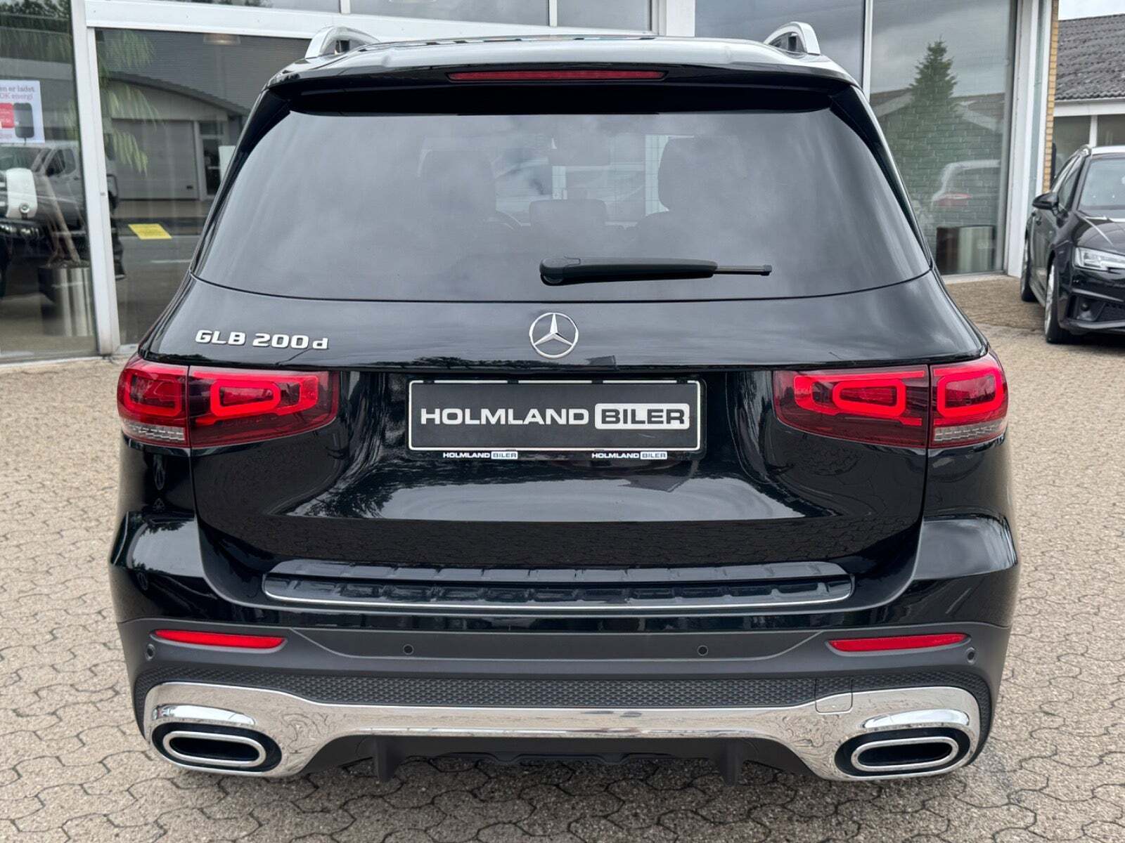 Sort Mercedes GLB200 d fra 2021 set udefra