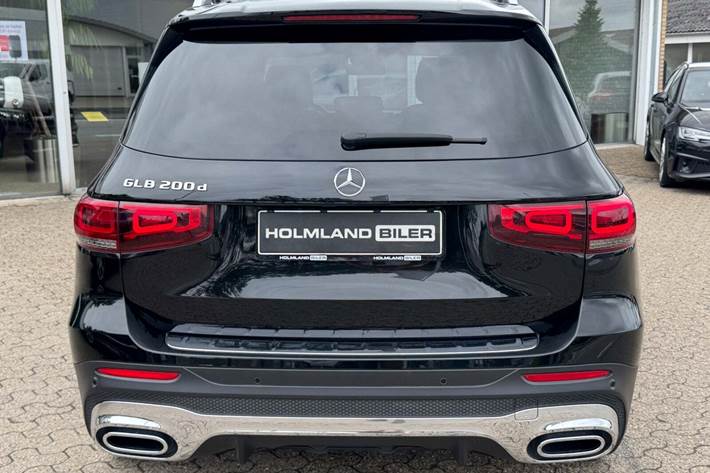 Sort Mercedes GLB200 d fra 2021 set udefra