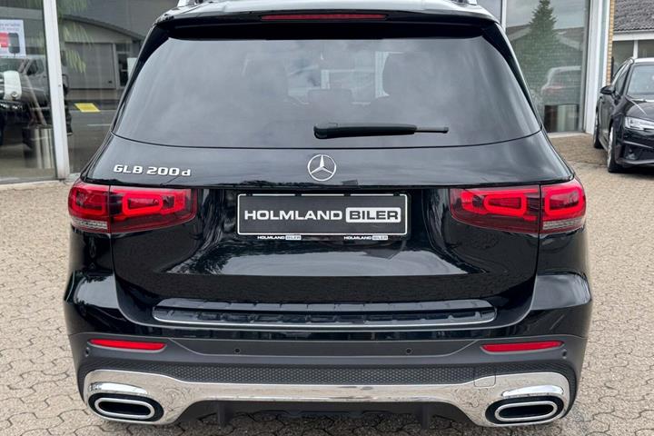 Sort Mercedes GLB200 d fra 2021 set udefra