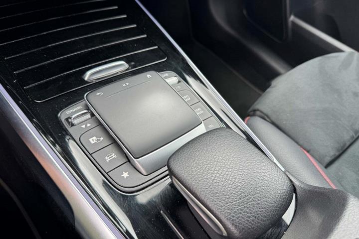 Sort Mercedes GLB200 d fra 2021