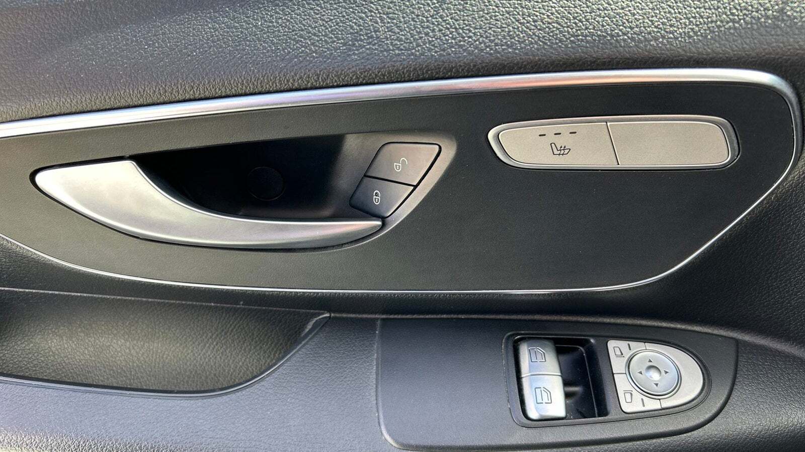 Hvid Mercedes Vito 114 fra 2021 set indefra