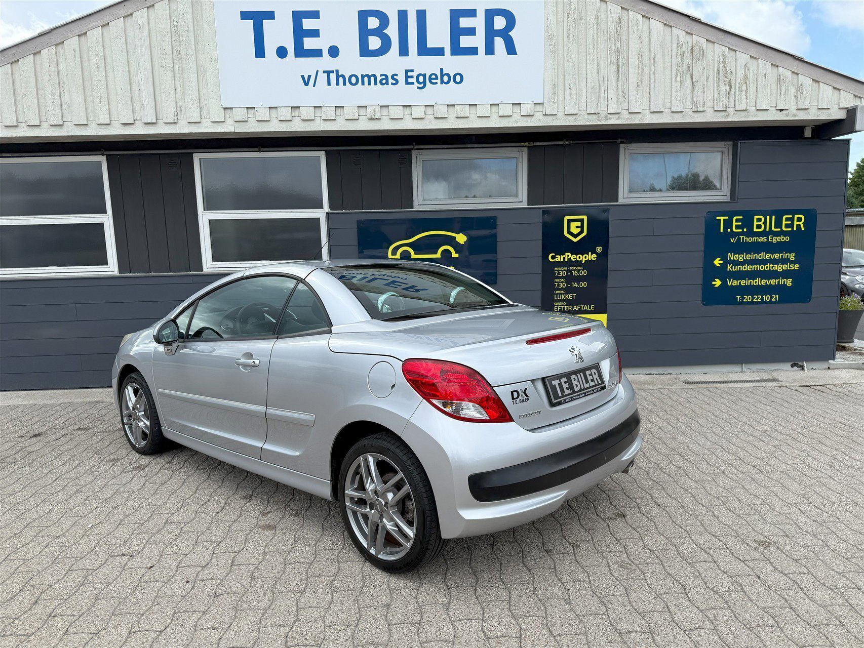 Sølv Peugeot 207 fra 2011 set udefra