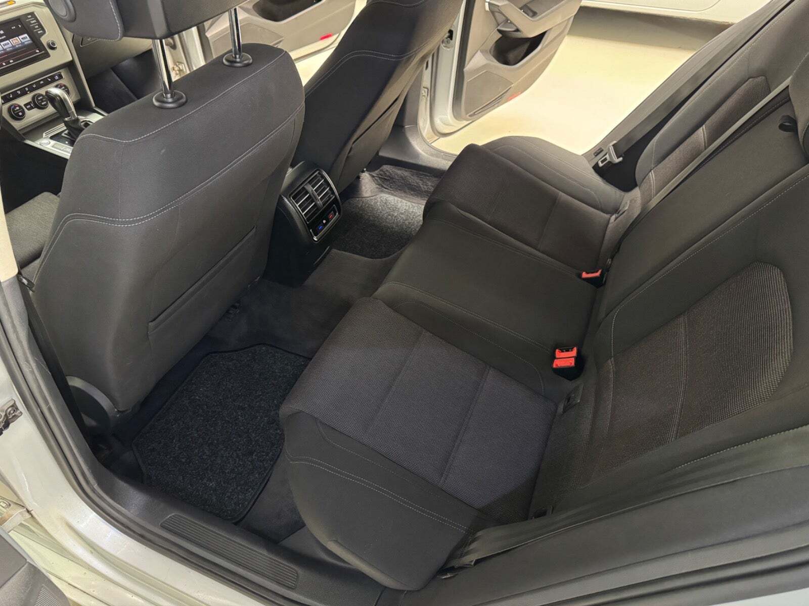 Sølv VW Passat fra 2015