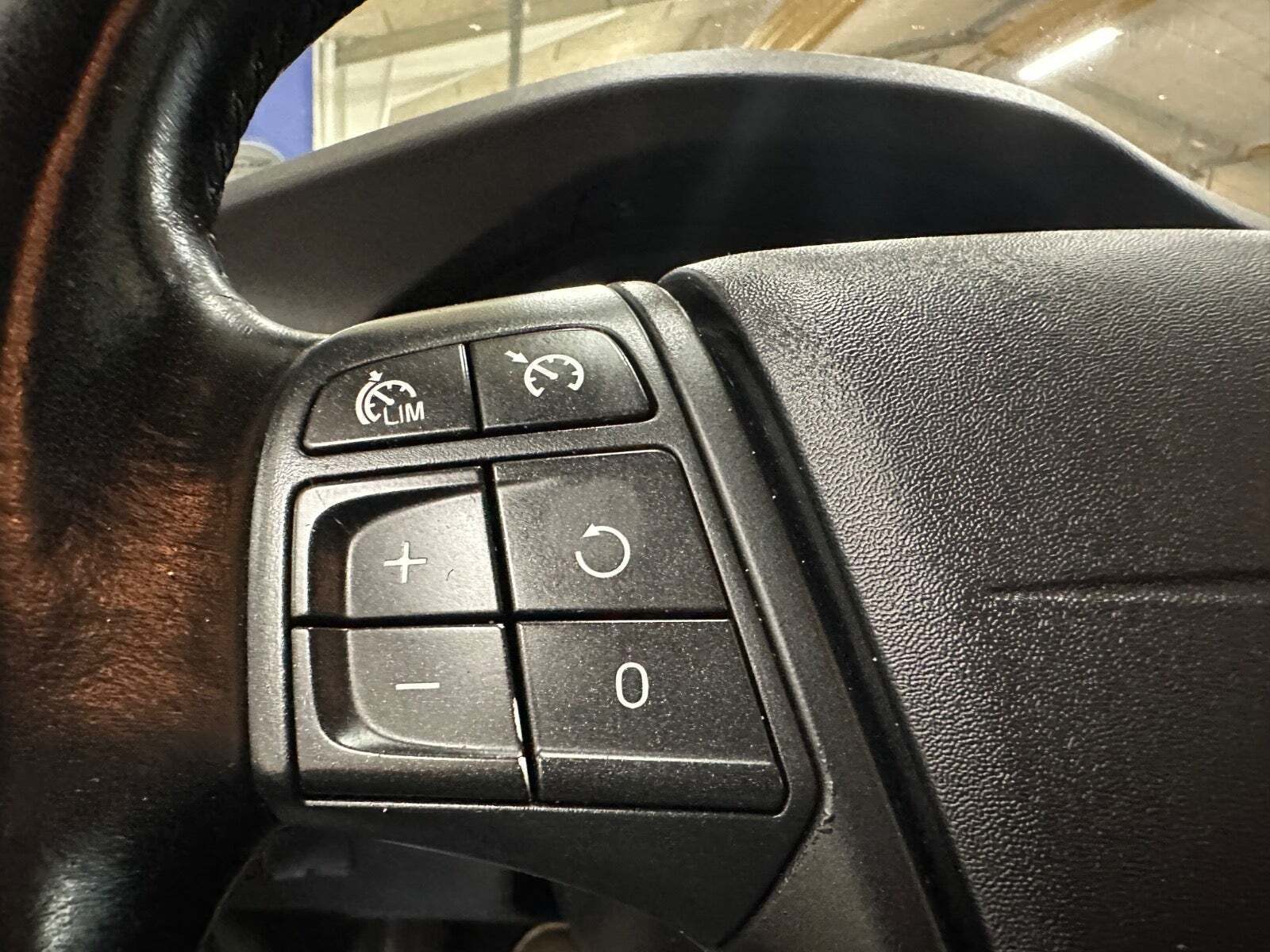 Sølv Volvo V60 fra 2012 set indefra