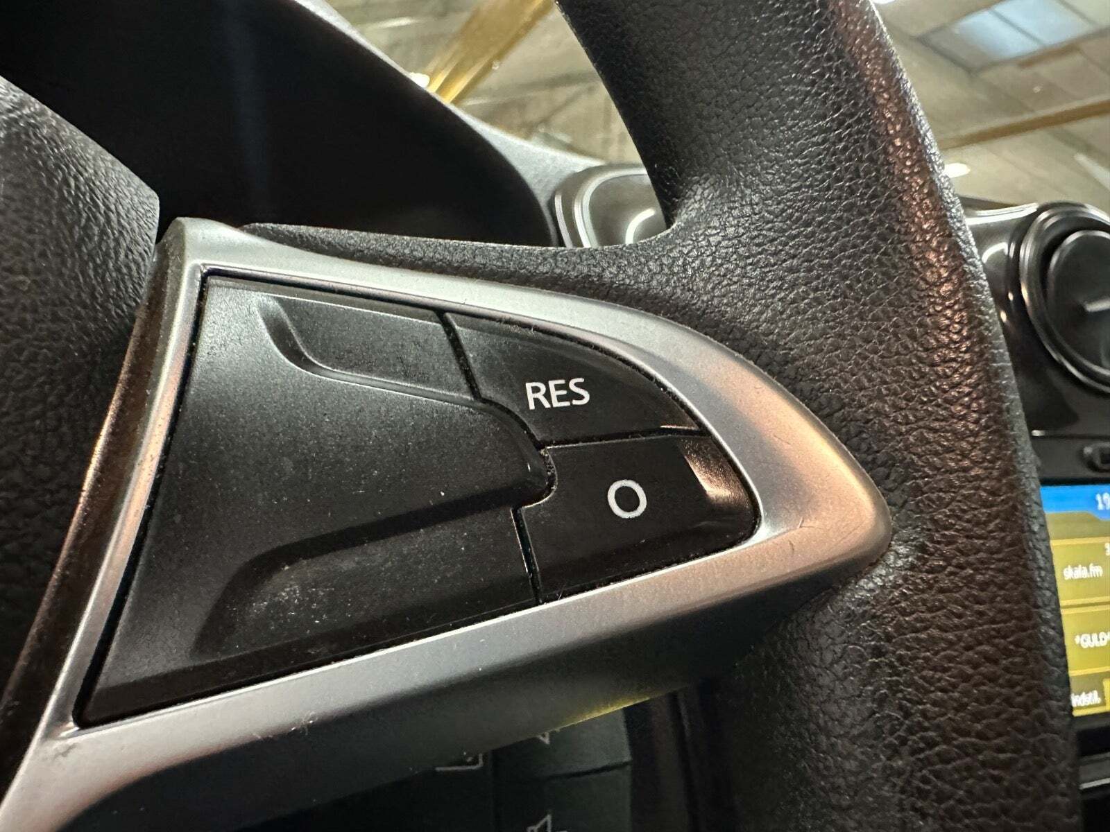 Grå Dacia Sandero fra 2019 set indefra