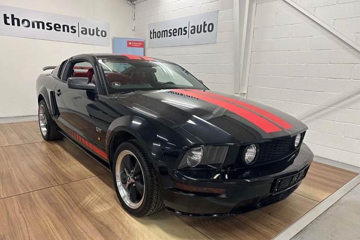 Sort Ford Mustang fra 2005 set udefra