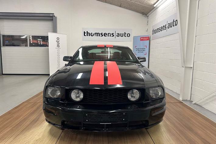 Sort Ford Mustang fra 2005 set udefra