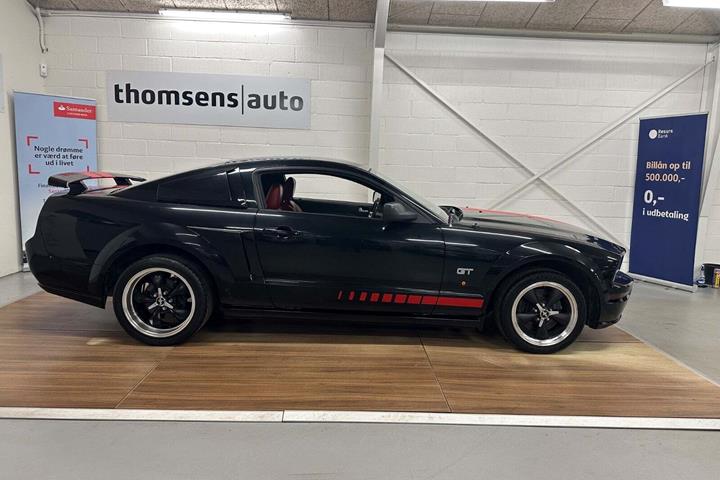 Sort Ford Mustang fra 2005