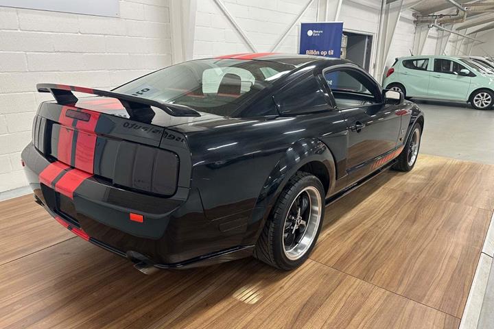 Sort Ford Mustang fra 2005