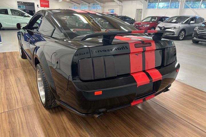 Sort Ford Mustang fra 2005