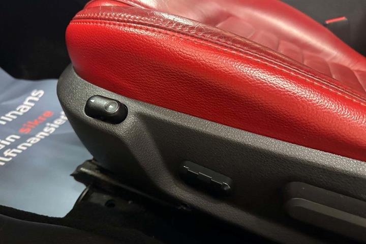 Sort Ford Mustang fra 2005 set indefra