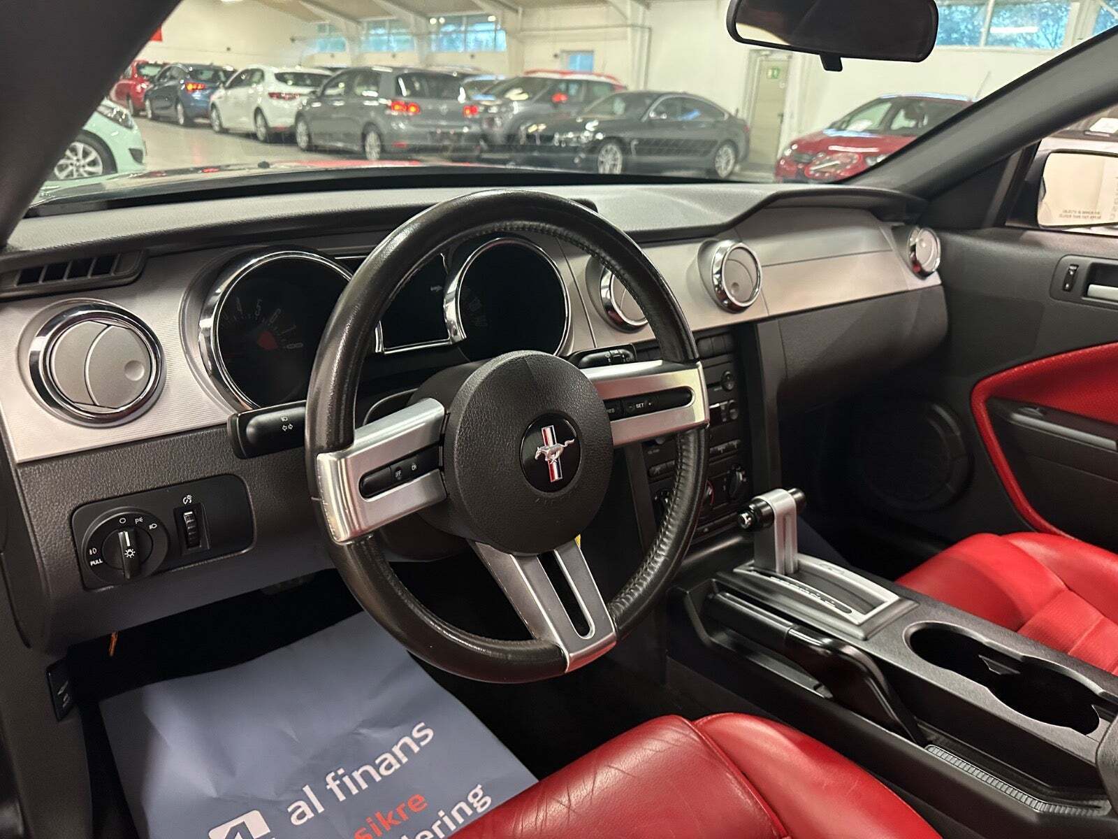 Sort Ford Mustang fra 2005 set indefra