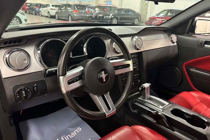 Sort Ford Mustang fra 2005 set indefra