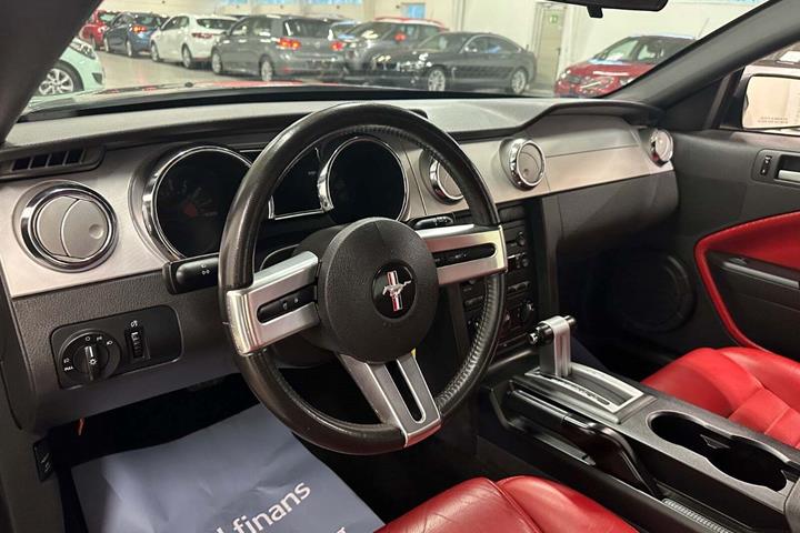 Sort Ford Mustang fra 2005 set indefra
