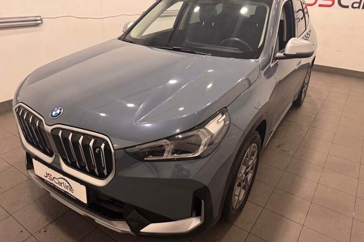 Grå BMW iX1 fra 2023 set udefra