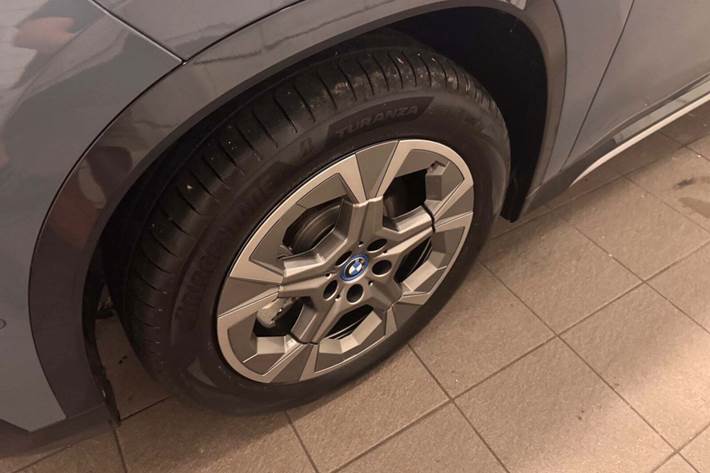 Grå BMW iX1 fra 2023