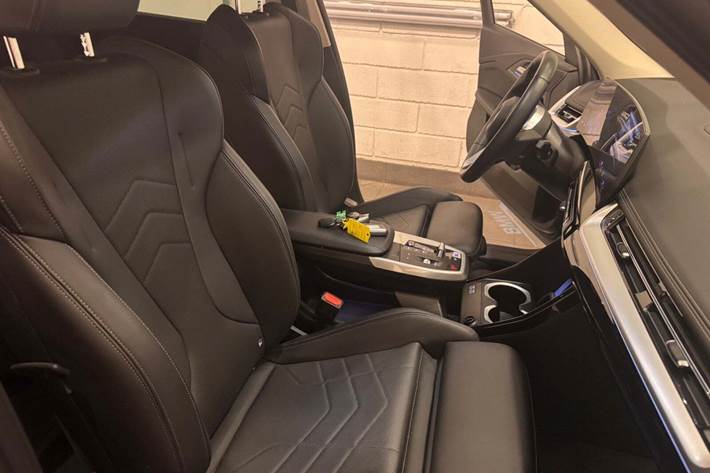Grå BMW iX1 fra 2023