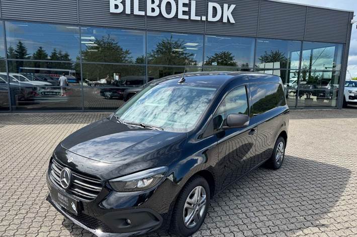 Sort Mercedes eCitan fra 2023 set udefra