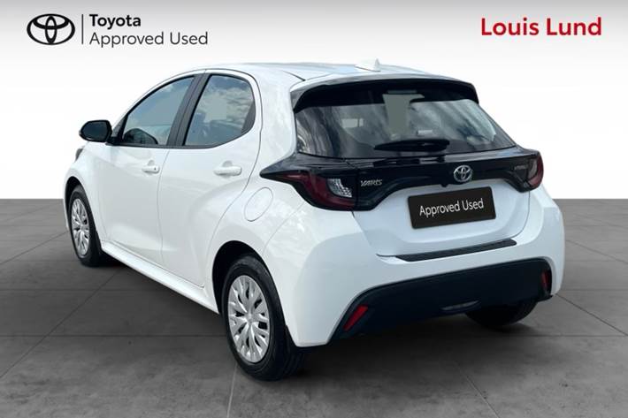Hvid Toyota Yaris fra 2024