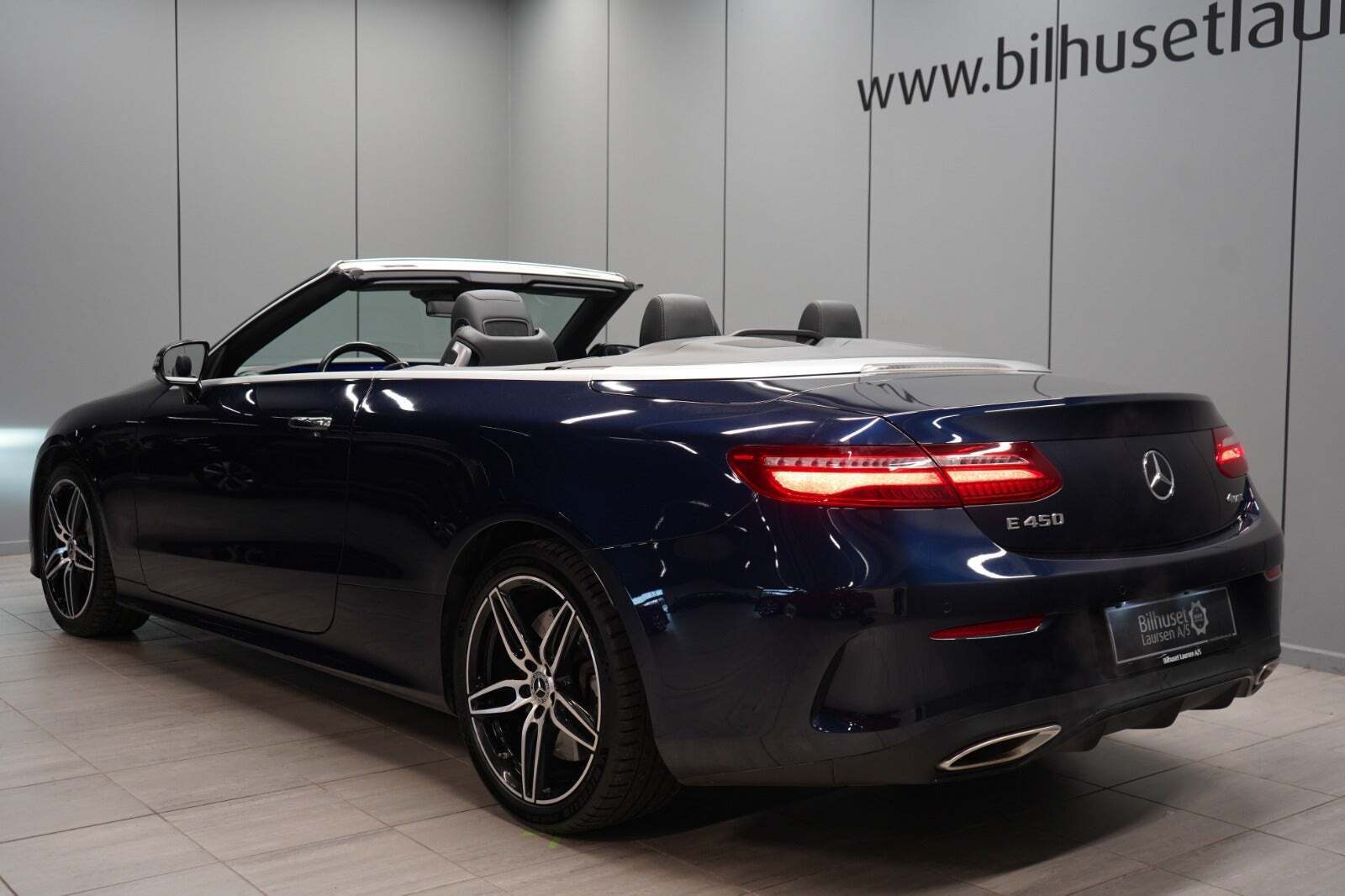Blå Mercedes E450 fra 2020
