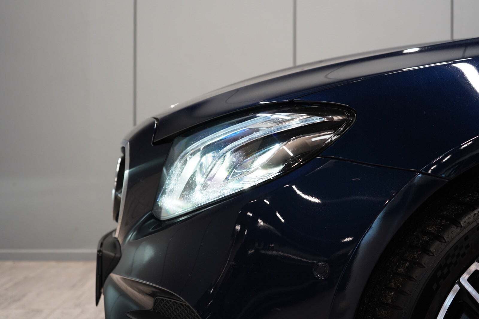 Blå Mercedes E450 fra 2020