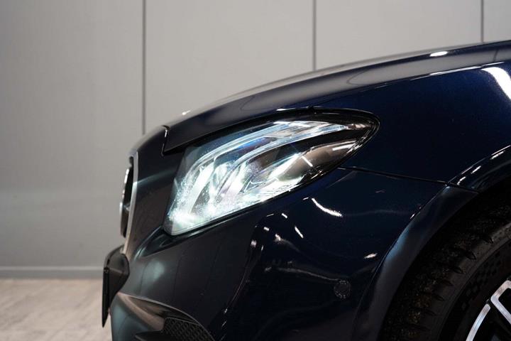 Blå Mercedes E450 fra 2020