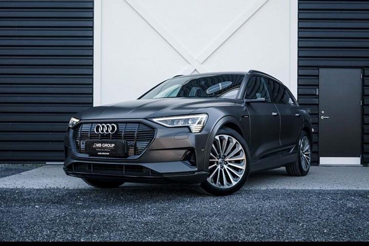 Grå Audi e-tron fra 2020 set udefra