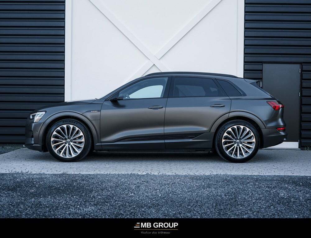 Grå Audi e-tron fra 2020