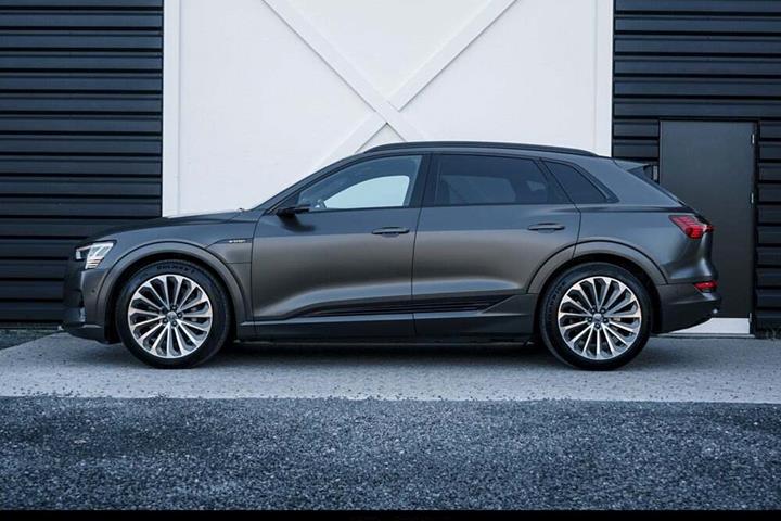 Grå Audi e-tron fra 2020