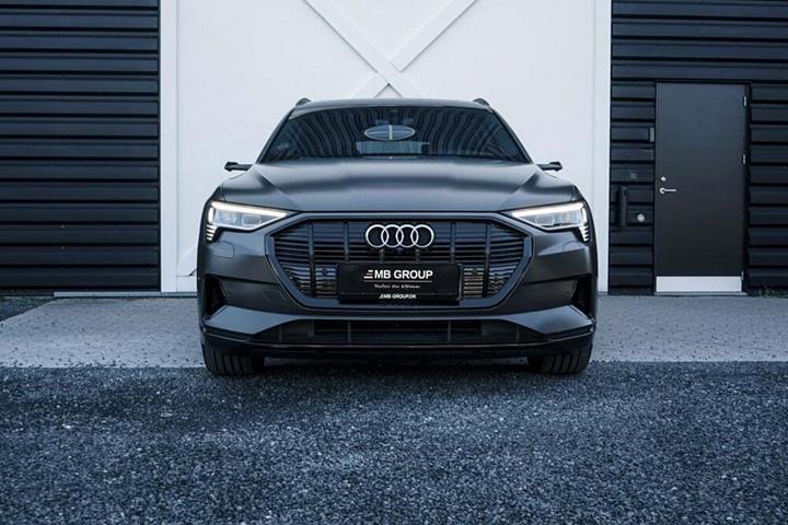 Grå Audi e-tron fra 2020