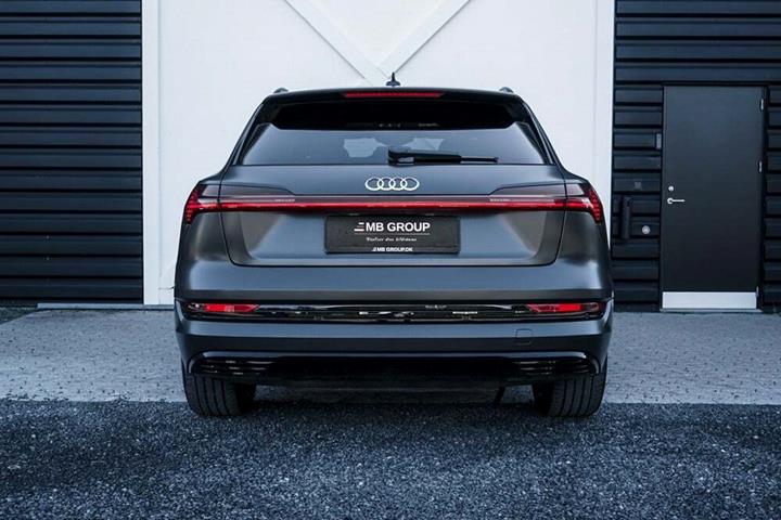 Grå Audi e-tron fra 2020